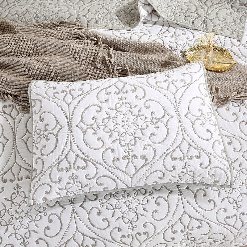 Amaranta Coverlet