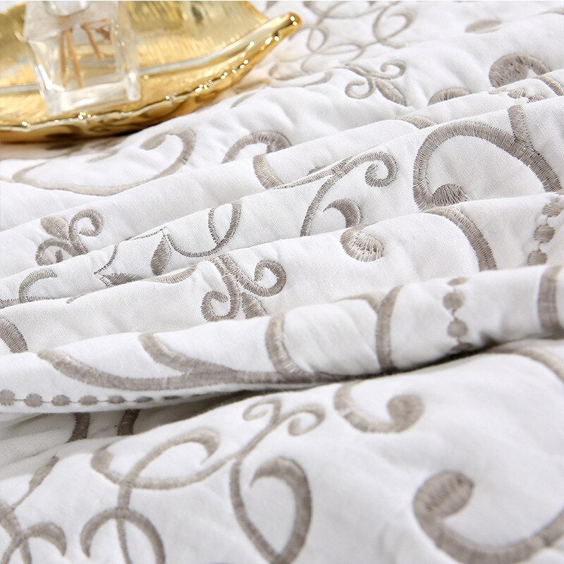 Amaranta Coverlet